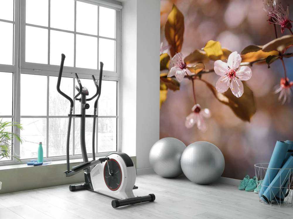 Fleurs roses et feuilles brunes