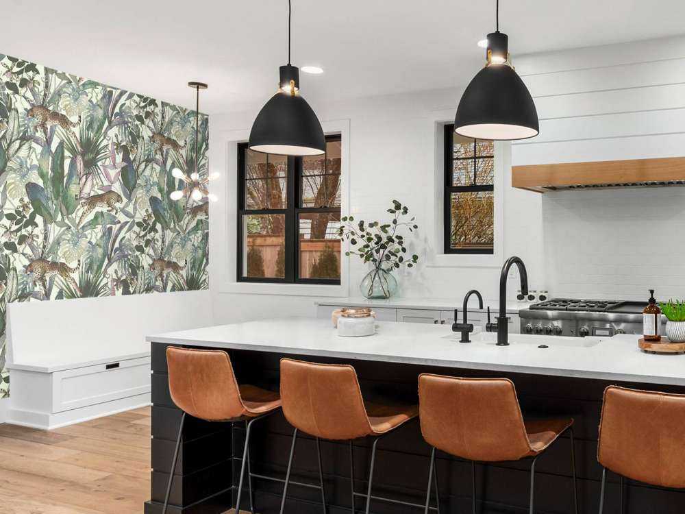 Guépard entre les feuilles tropicales