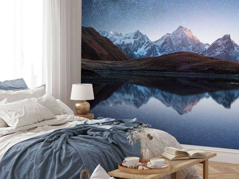 Montagnes enneigées la nuit