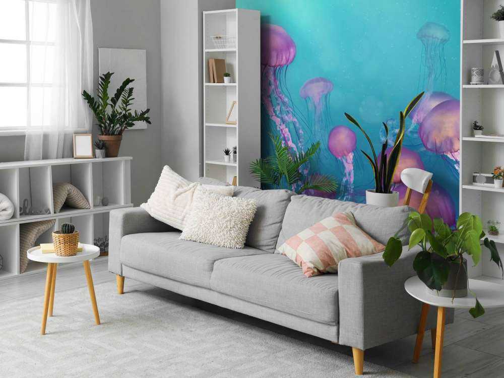 Méduse rose dans la mer bleue