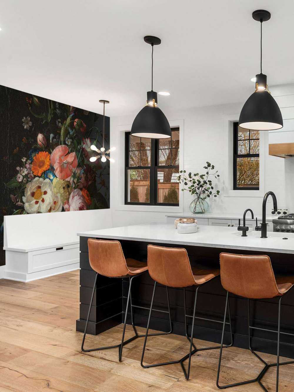 Nature morte avec des fleurs sur une table en marbre