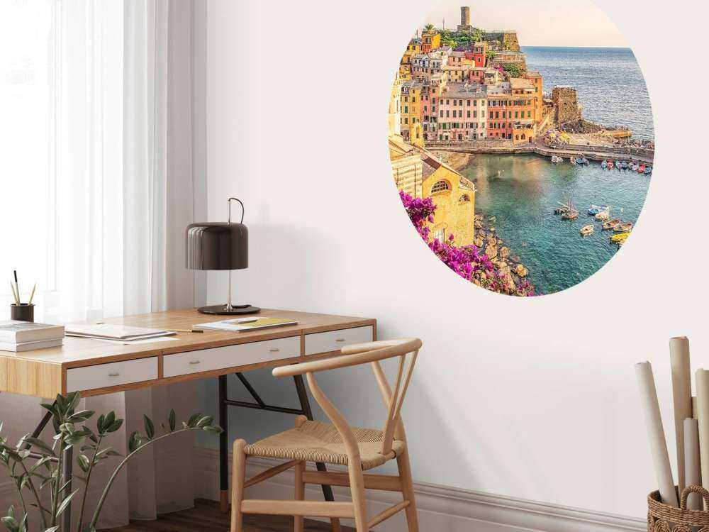 Lumière d'été sur une ville portuaire colorée