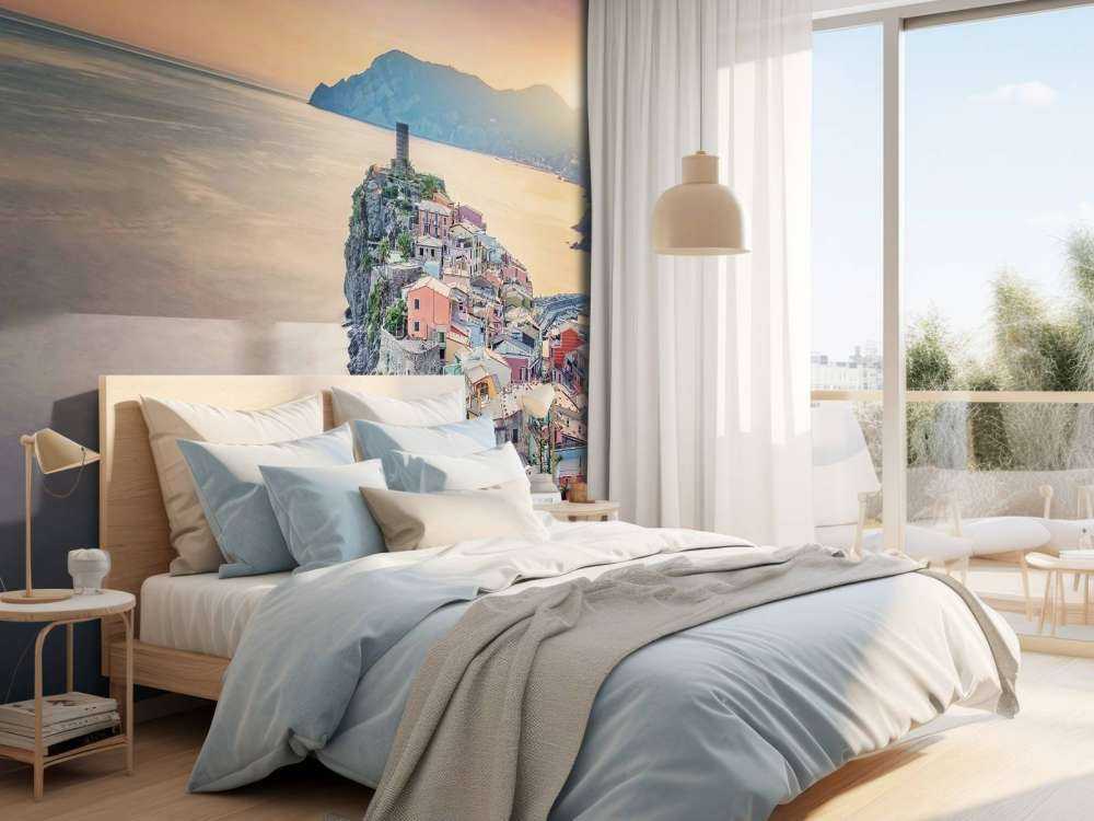 Coucher de soleil au-dessus des rochers côtiers colorés.