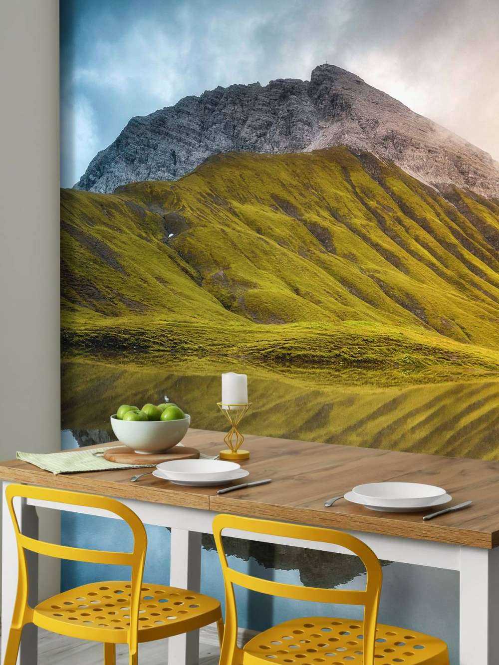 Sommet de la montagne reflété dans la lumière du matin.