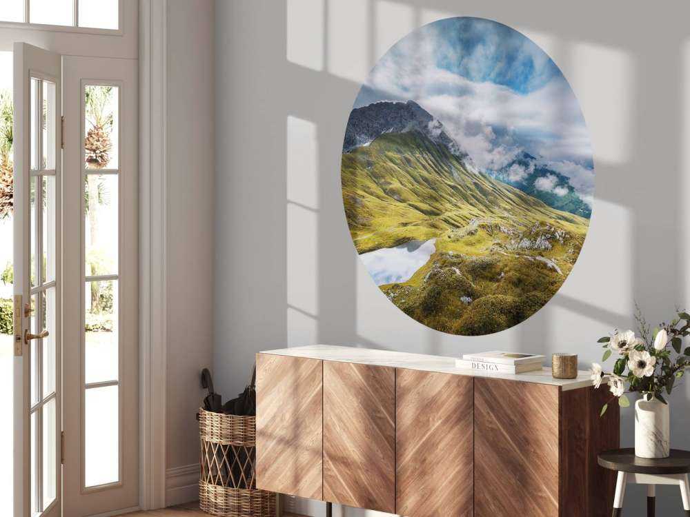 Paysage de montagne avec des nuages et un lac de montagne