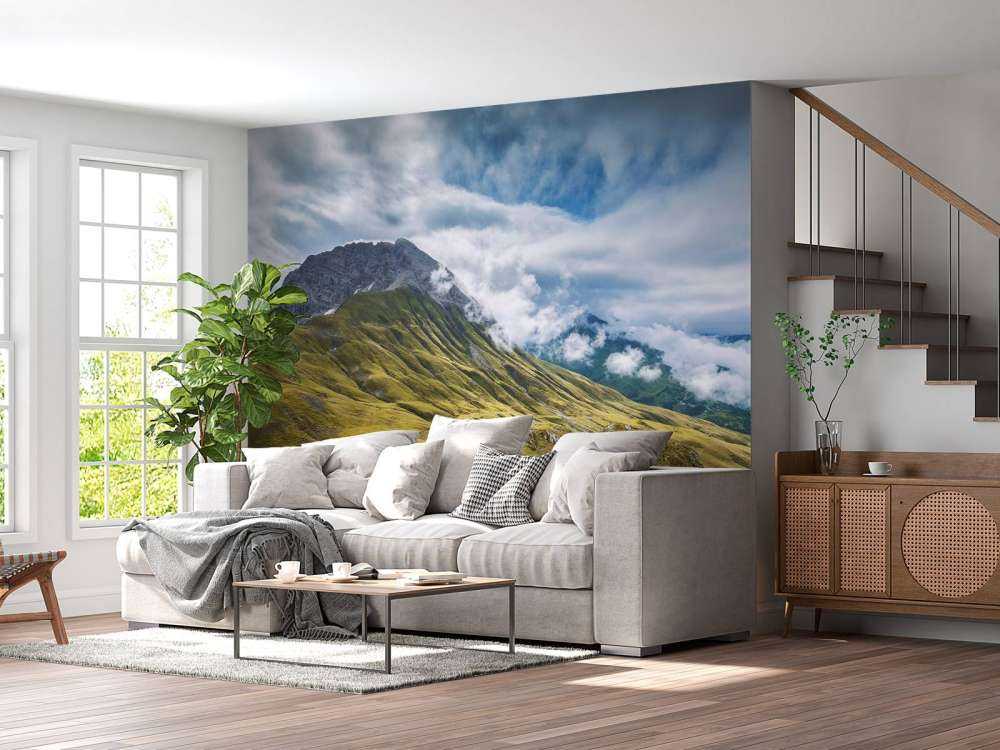 Paysage de montagne avec des nuages et un lac de montagne