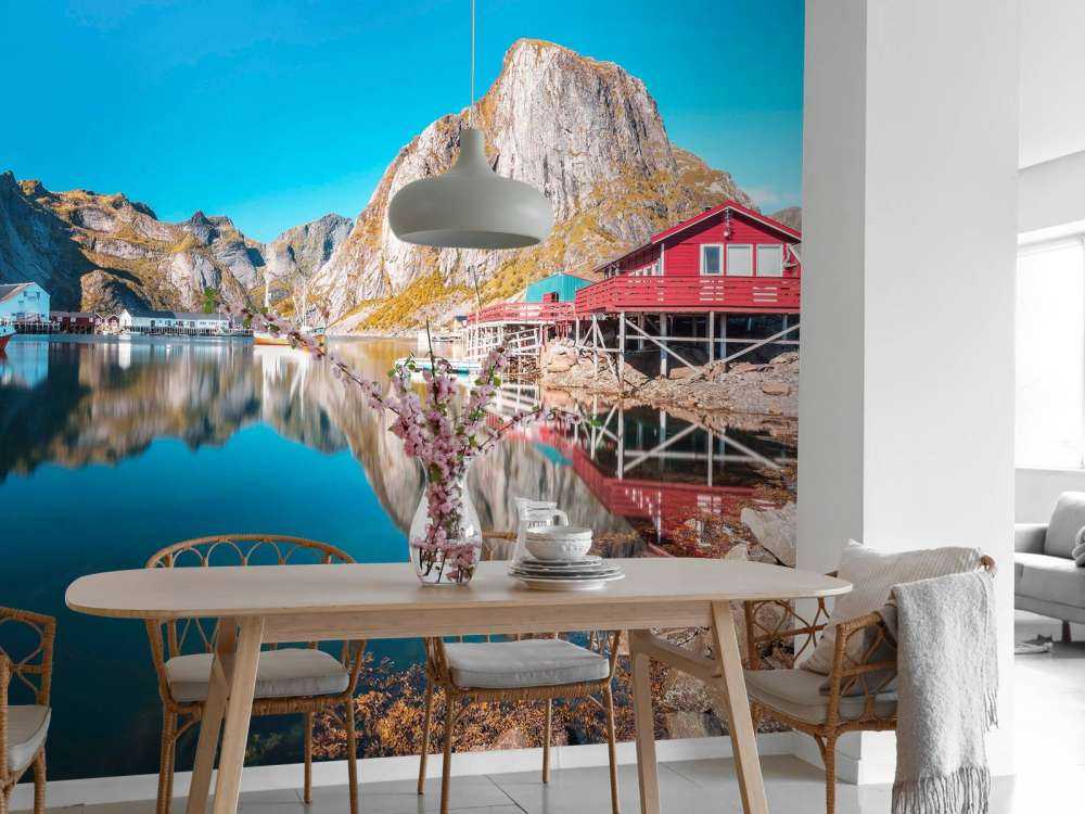 Maisons rouges au bord de l'eau du fjord