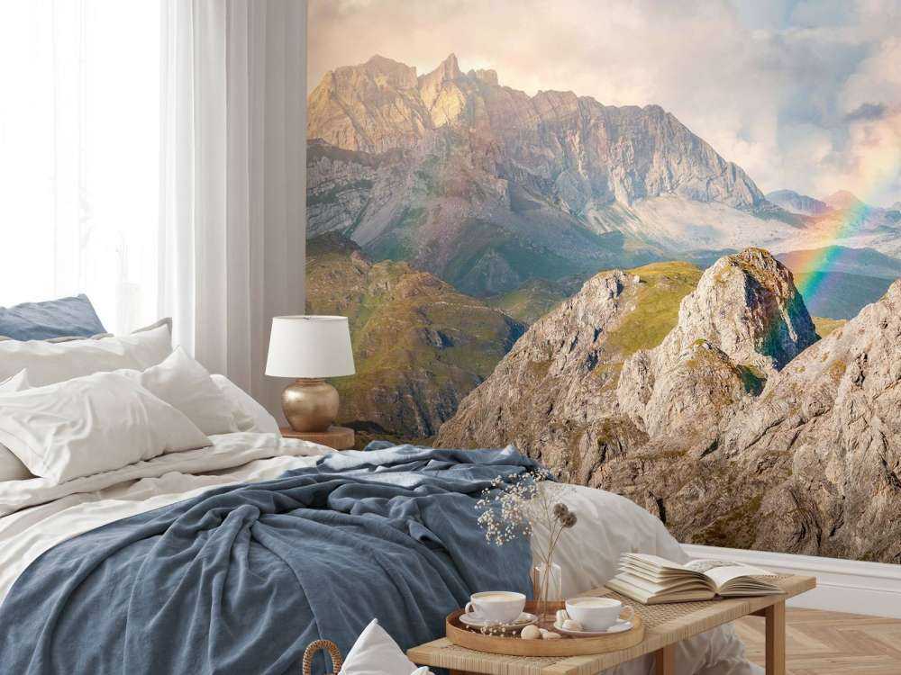 Lumière arc-en-ciel sur des montagnes sauvages.