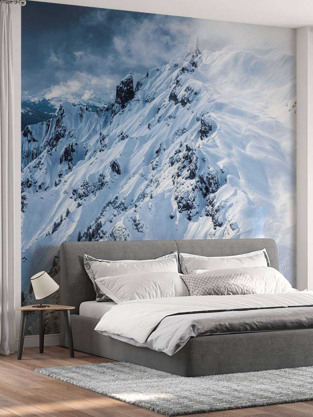 Crêtes de neige sous des nuages ​​orageux