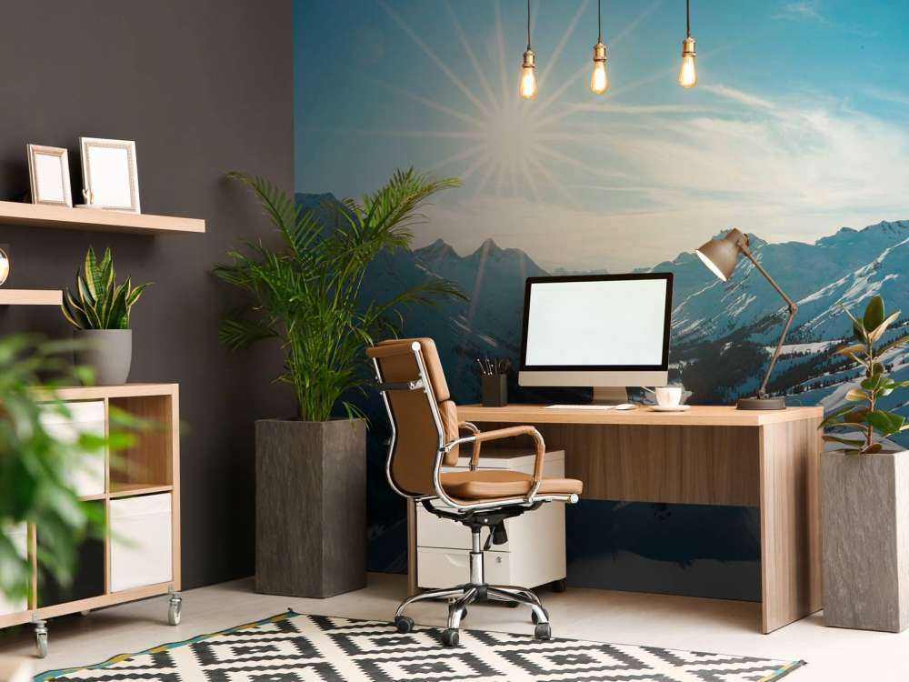 Soleil d'hiver clair au-dessus de la vallée alpine