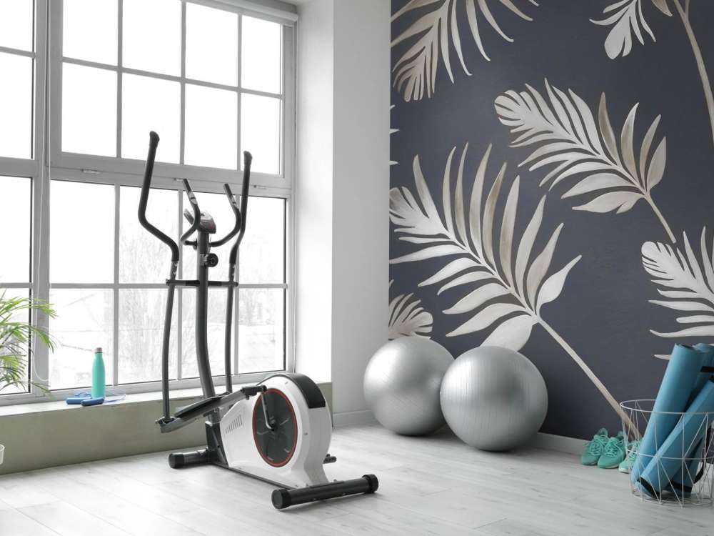 Feuilles dorées sur un violet très foncé