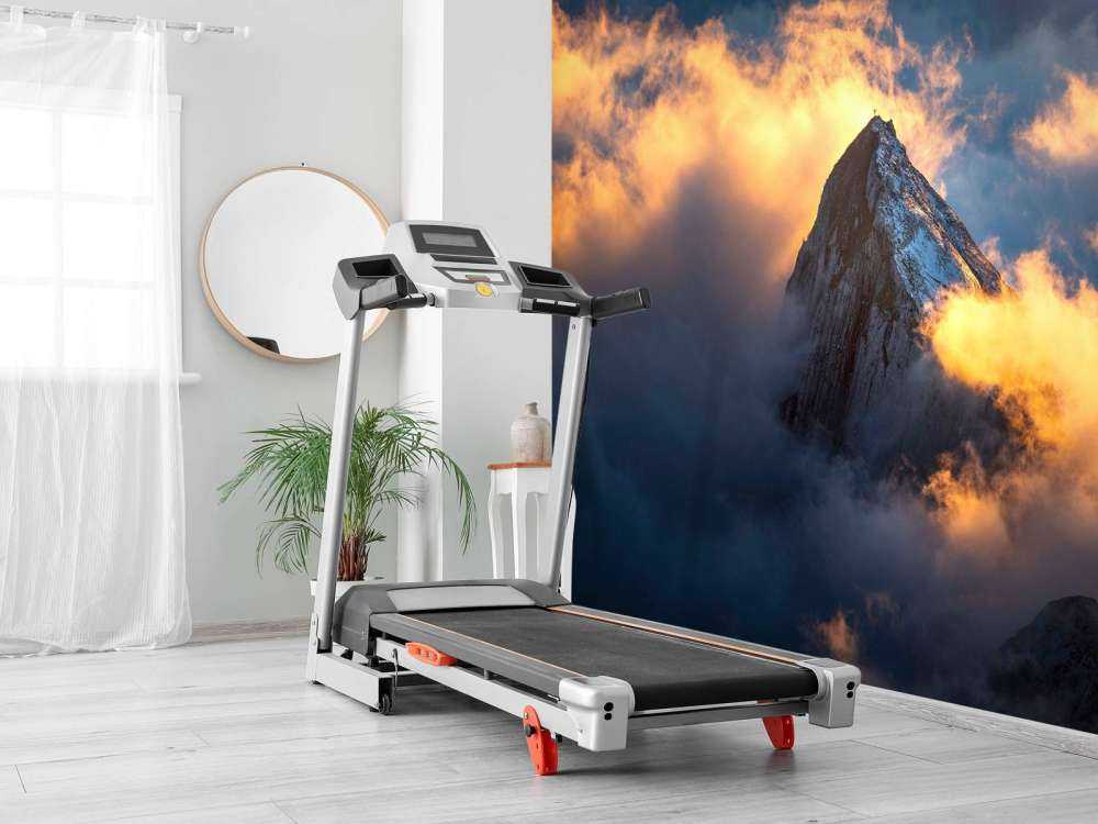 Sommet de montagne dans une mer de nuages ardents