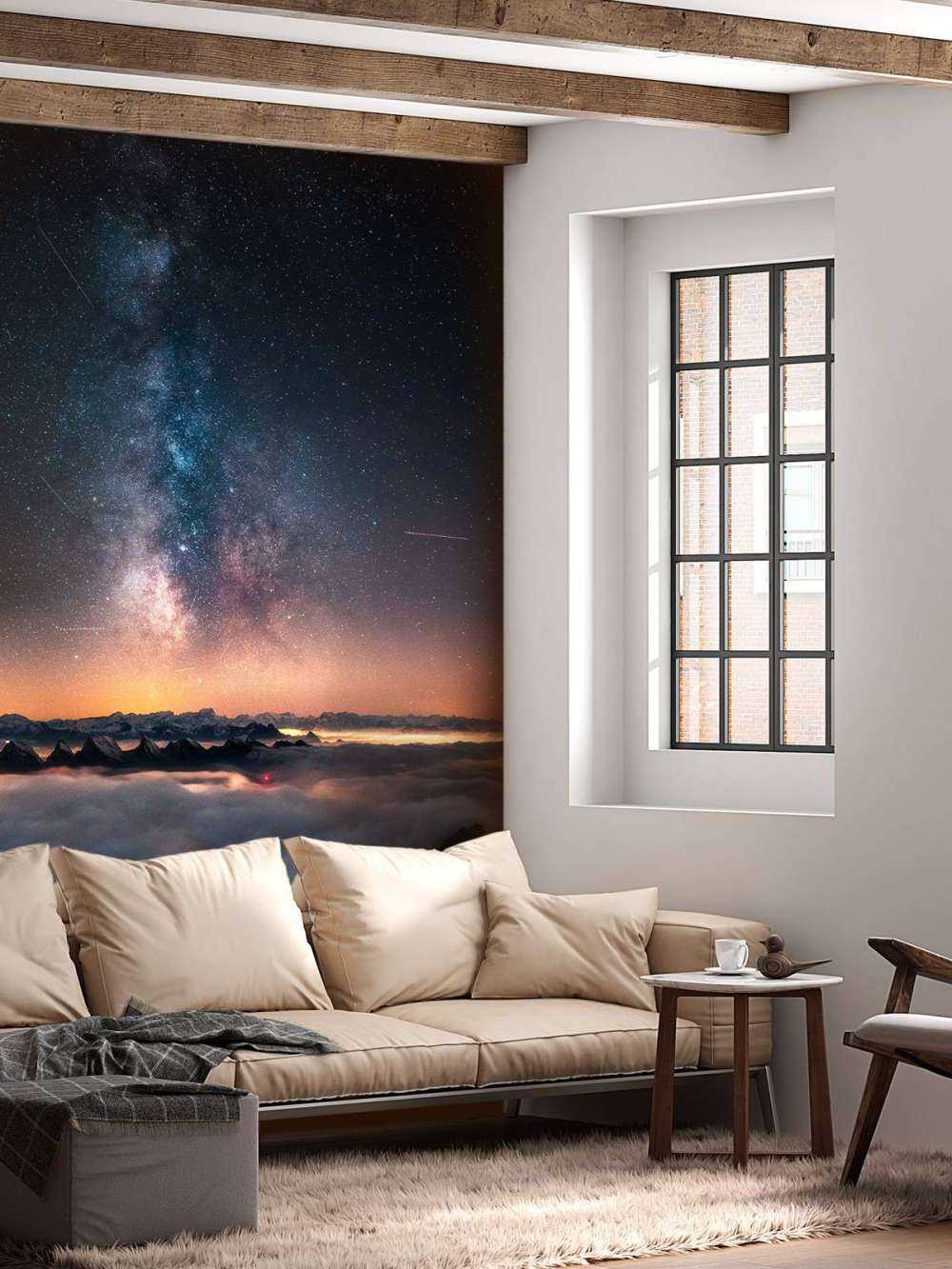 Voie lactée au-dessus de lambeaux de montagne nocturnes.