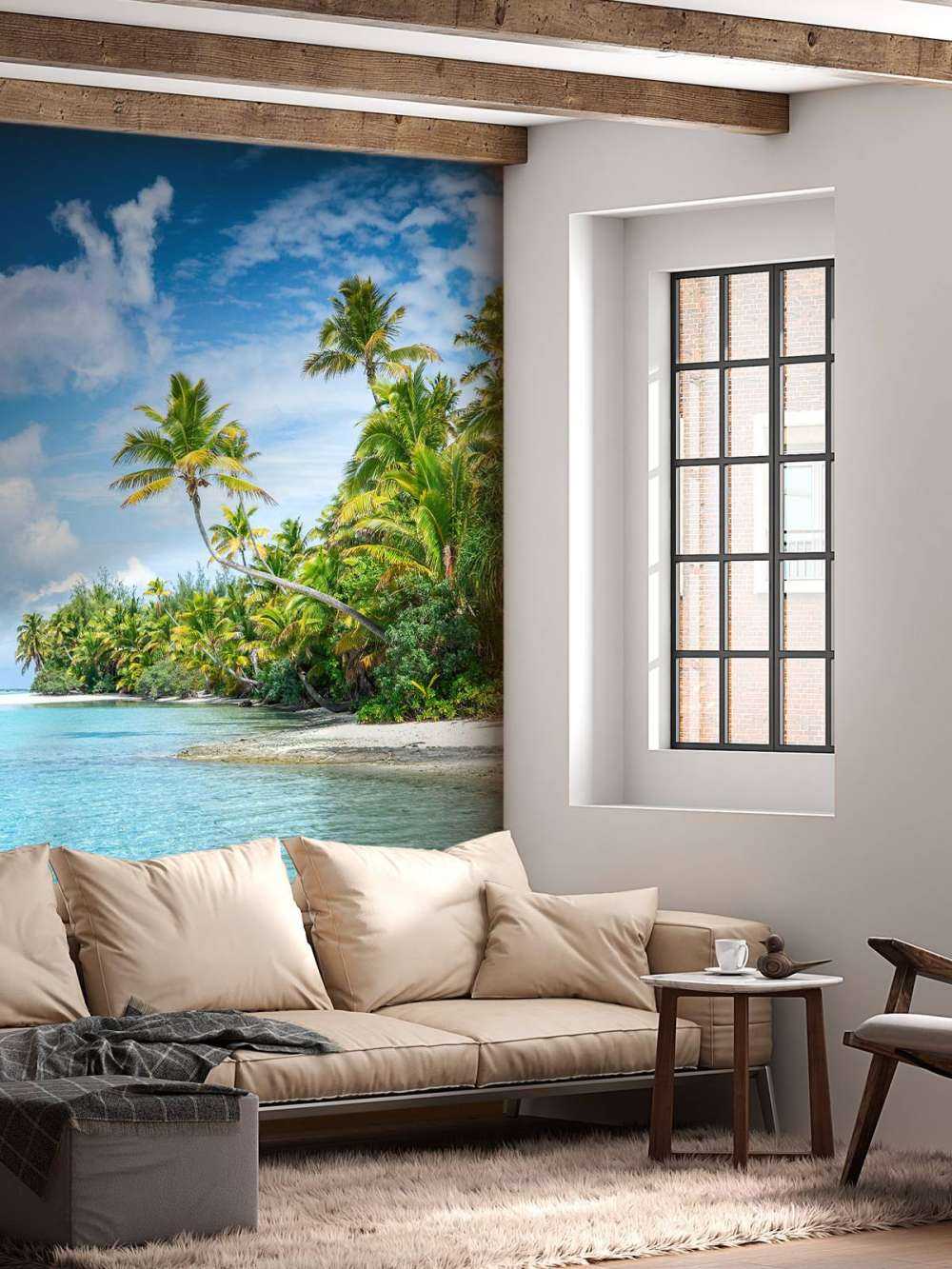 Plage tropicale claire avec des palmiers