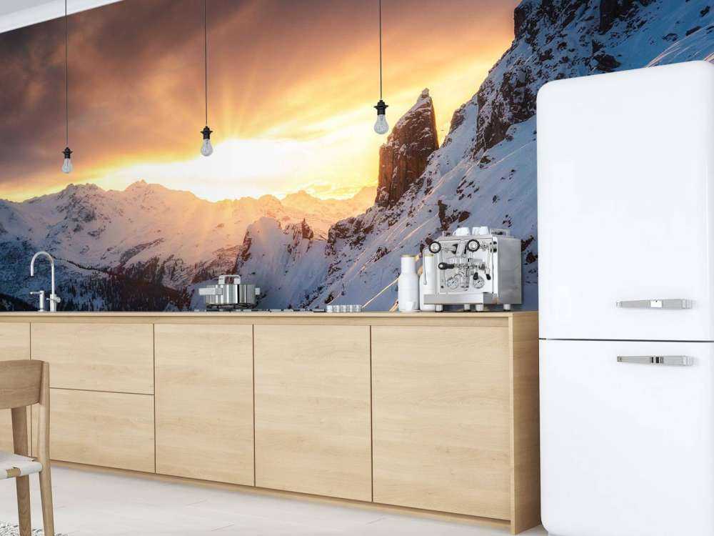 Soleil du soir derrière les sommets enneigés