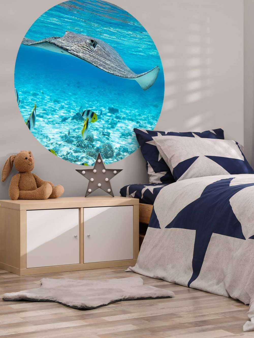 Pastenague parmi les poissons coralliens