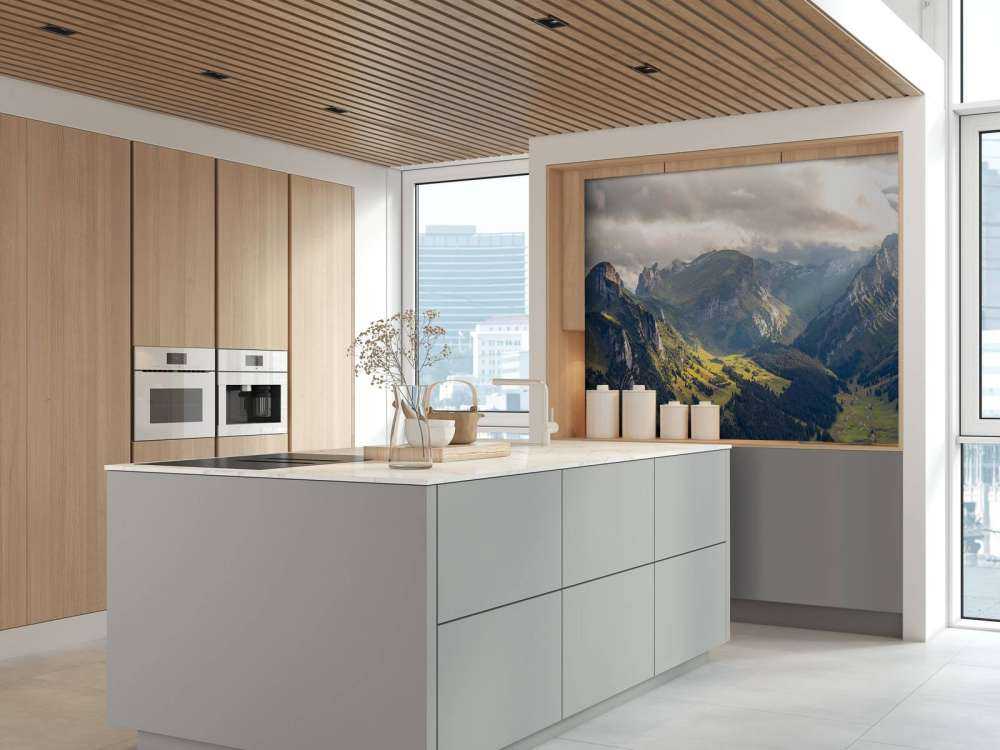 Lumière du soleil sur une vallée de montagne verte