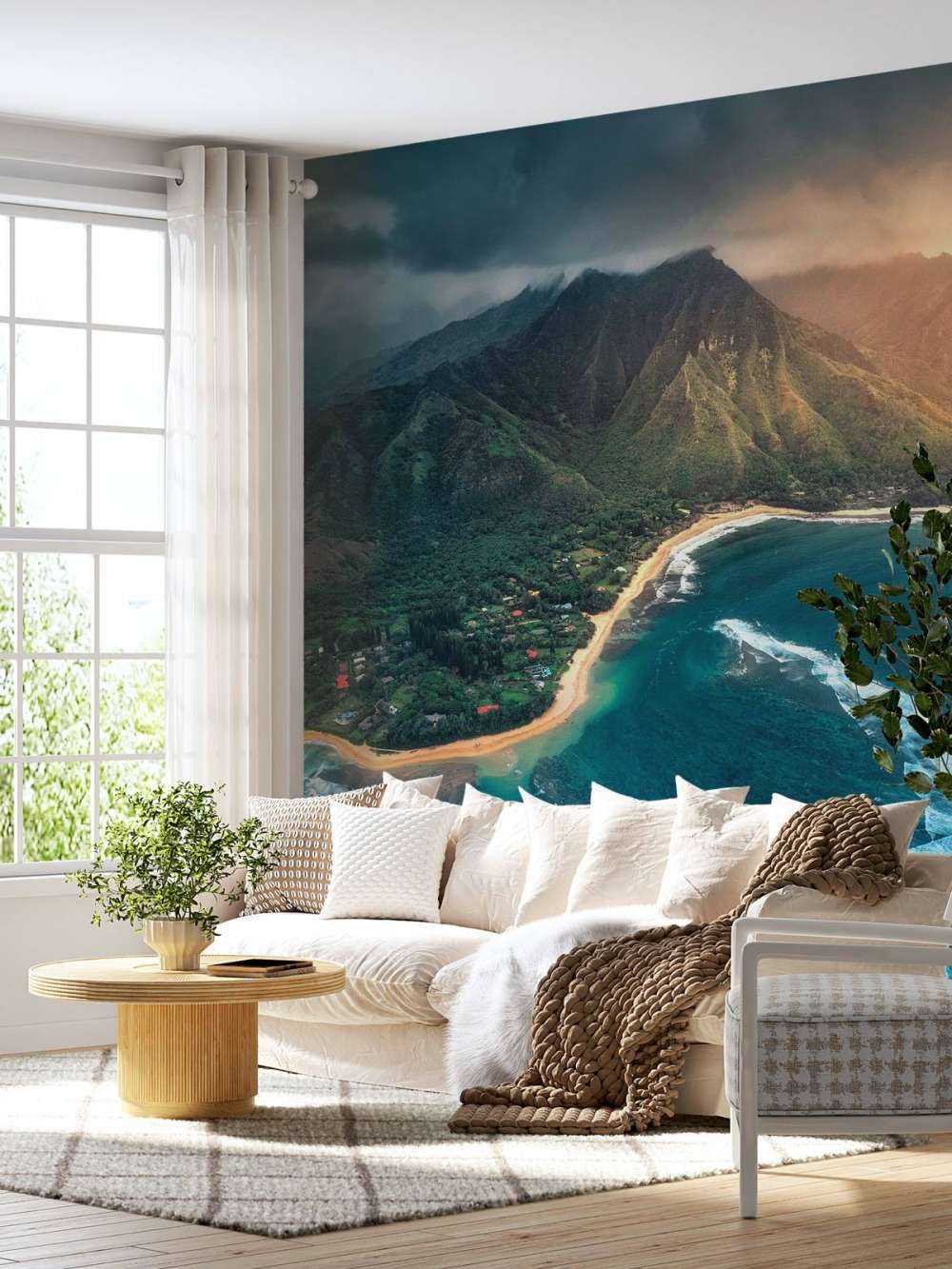 Littoral tropical sous un ciel menaçant.