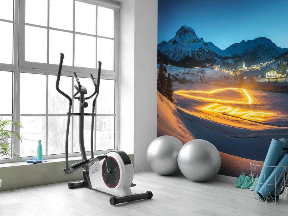 Art lumineux dans un village de montagne en hiver