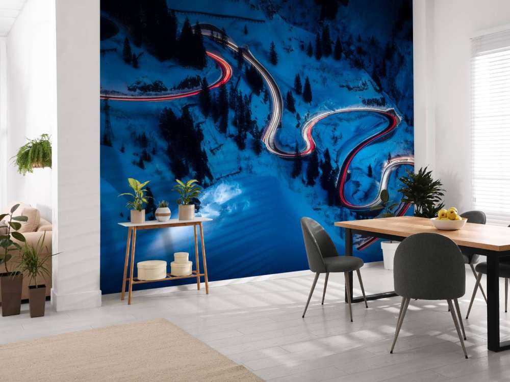 Descente nocturne dans les virages de montagne.