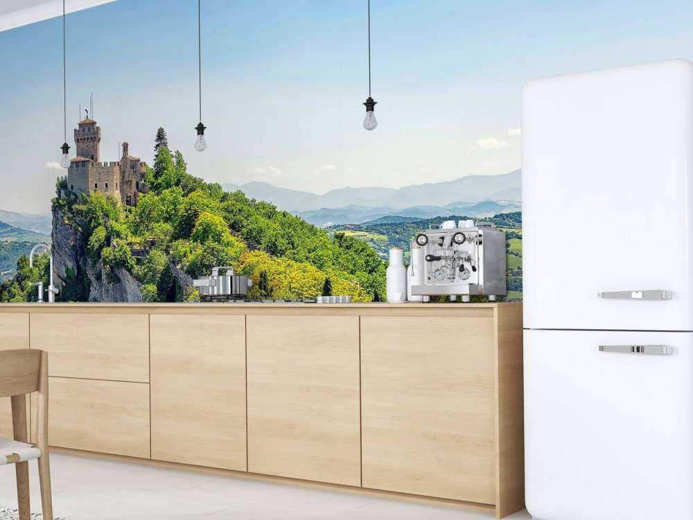 Château de montagne au-dessus des collines verdoyantes.