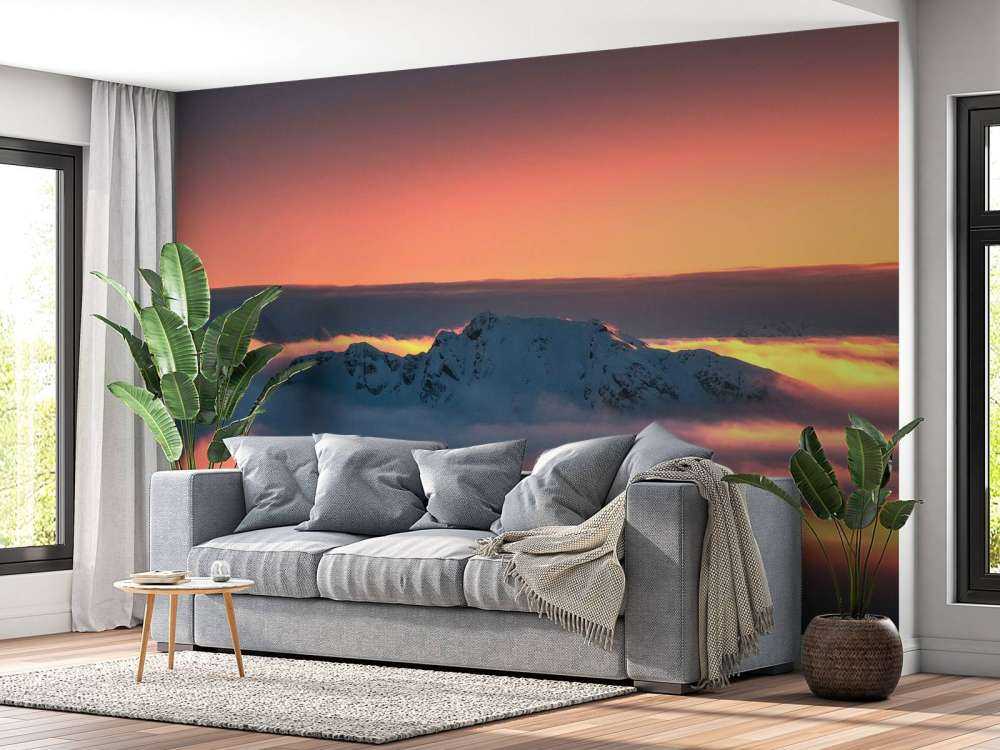 Sommet enneigé dans une mer de nuages