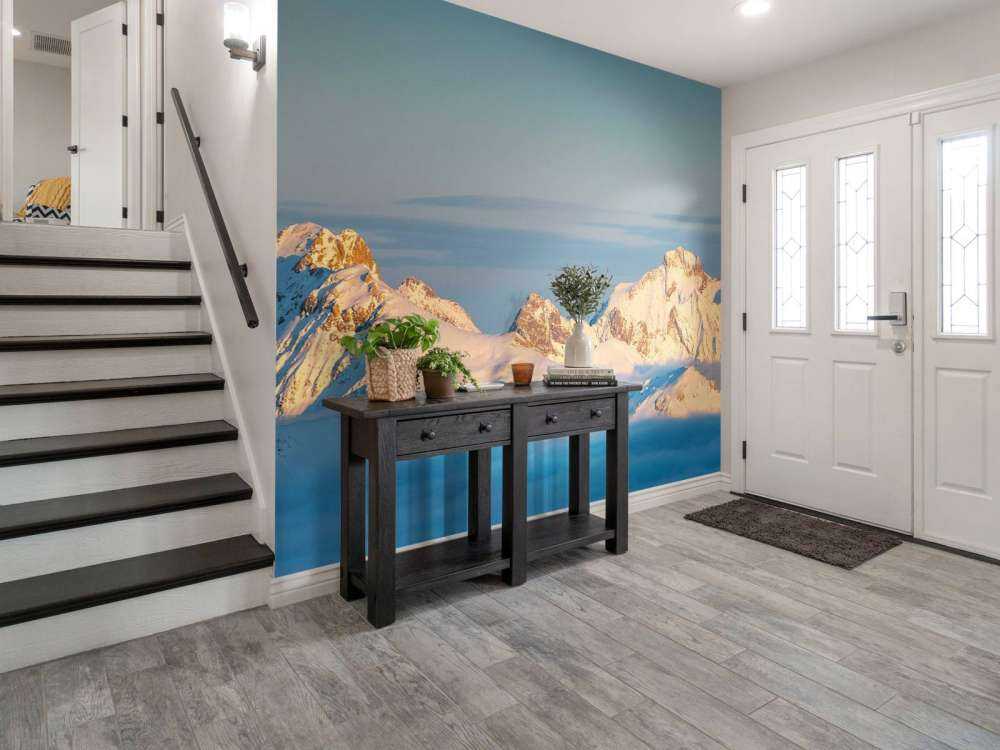 Éclat doré sur les sommets des montagnes