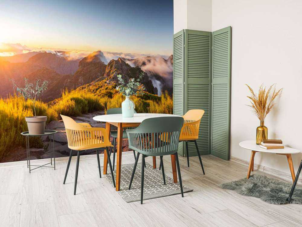 Lever de soleil au-dessus d'un sentier de montagne et des nuages.