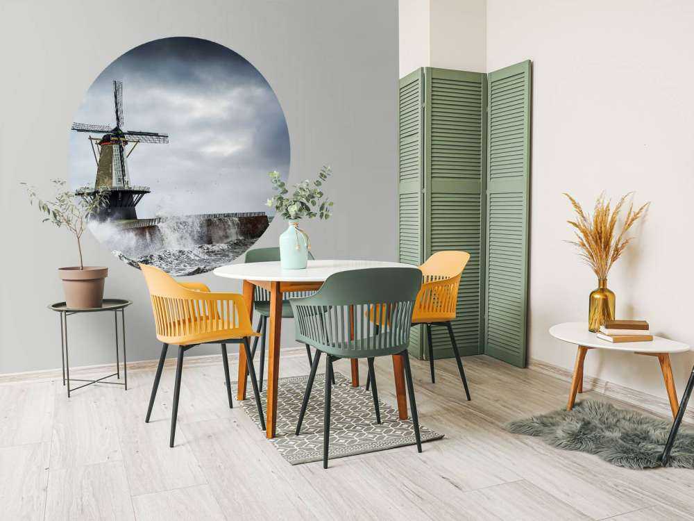 Moulin avec des vagues de tempête