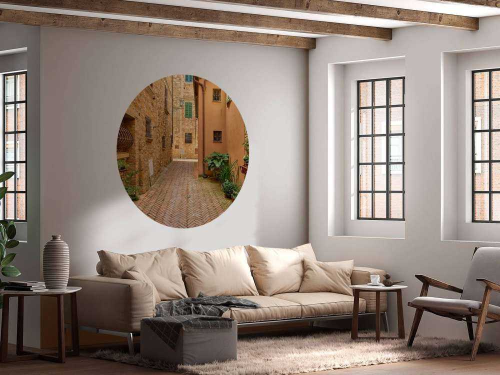 Rue avec des plantes et des fleurs