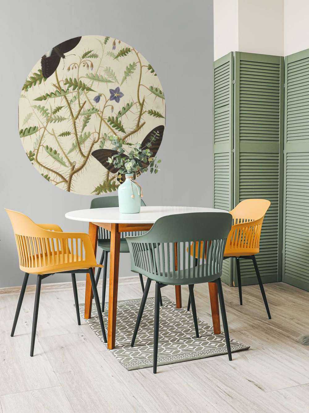 Un arbuste en fleurs avec deux papillons exotiques