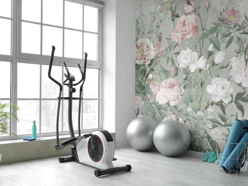 Oiseaux dans le jardin de roses