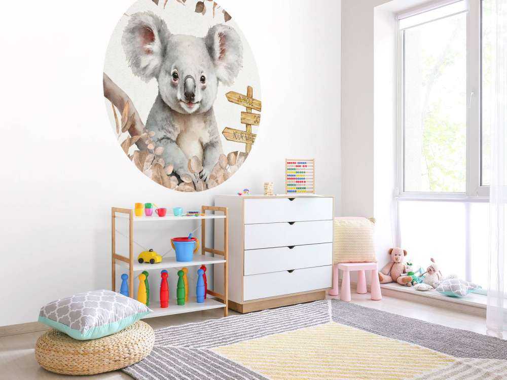 Bébé koala dans la jungle taupe