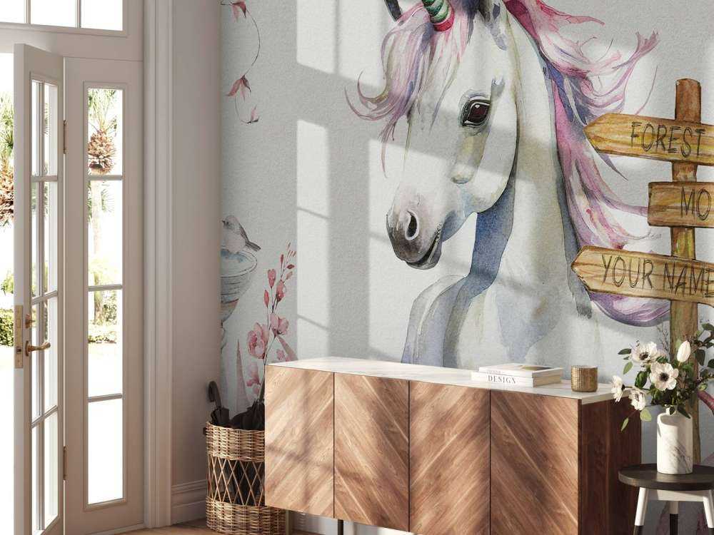 Bébé licorne avec des plantes roses