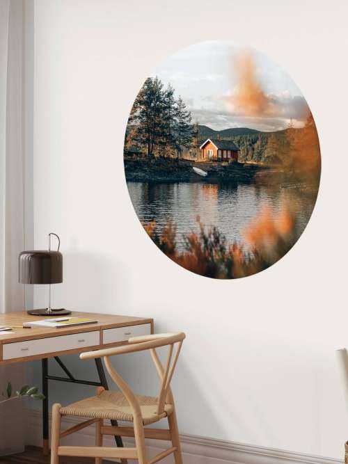 Maison rouge au bord du lac