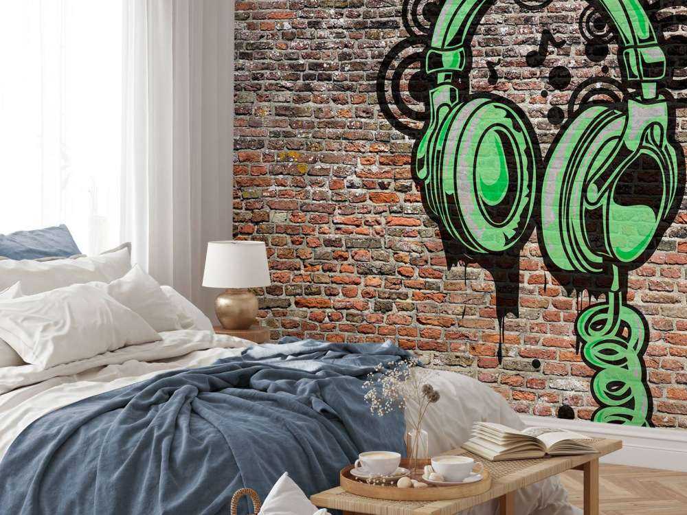 Graffitis sur un vieux mur de briques