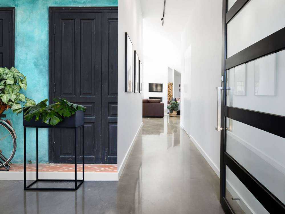 Vieux vélo près d'une maison