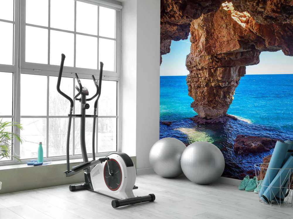 Grotte au-dessus de la mer