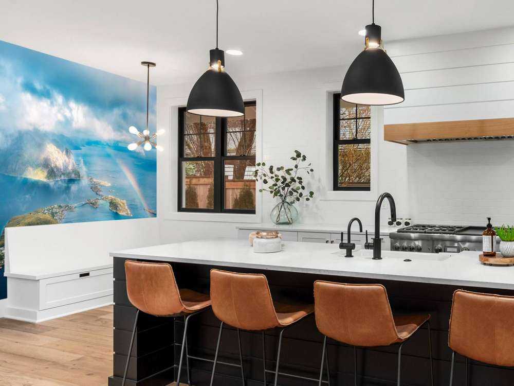 Lumière arc-en-ciel au-dessus de la côte des fjords