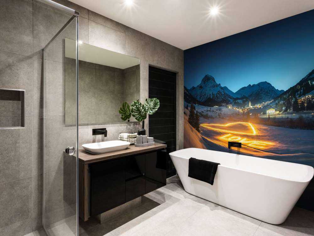 Art lumineux dans un village de montagne en hiver