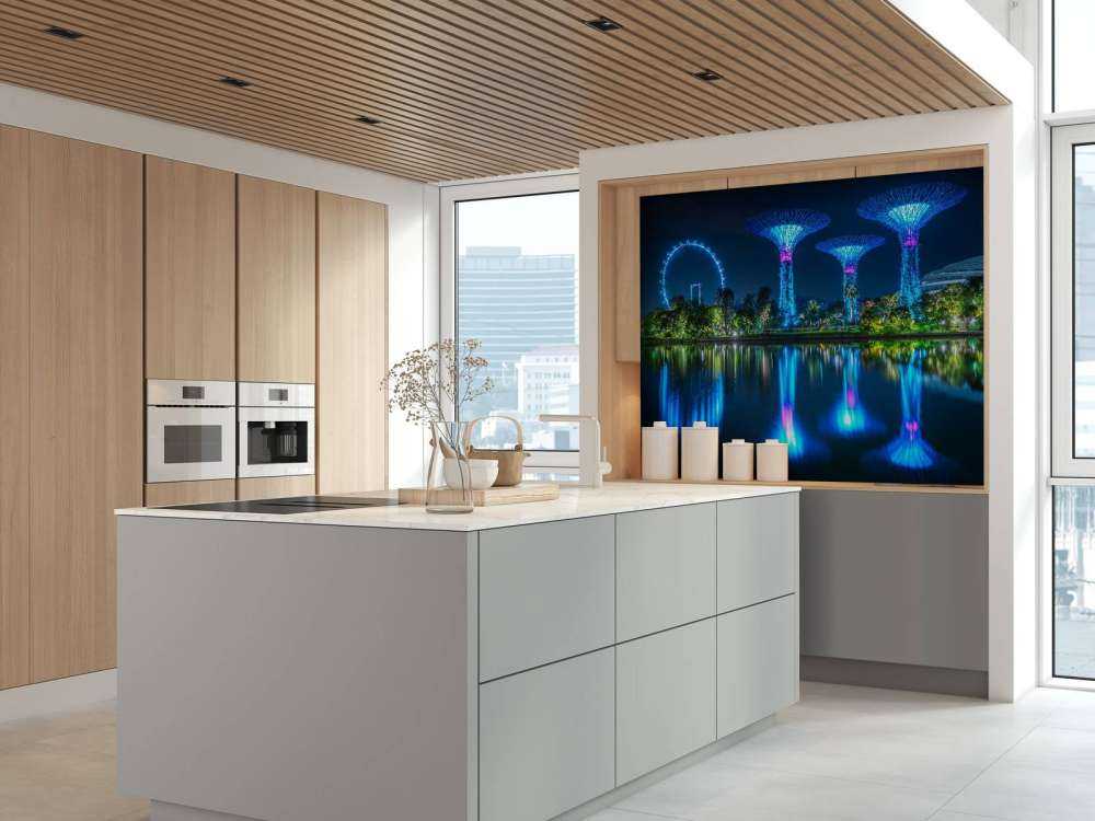 Arbres lumineux futuristes au bord de l'eau.