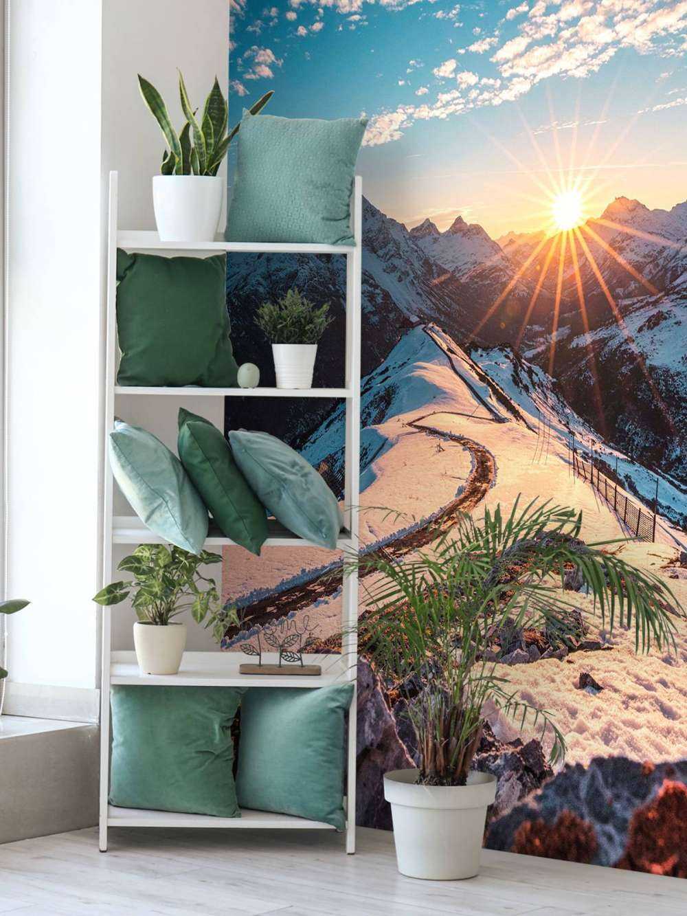 Sentier sinueux sous le soleil de montagne enneigée.