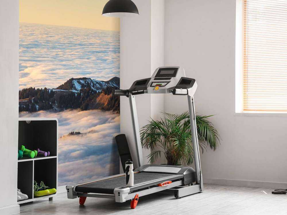 Bergkam flottant dans la mer de nuages