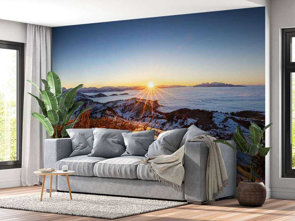 Lever de soleil au-dessus d'une prairie de montagne en hiver