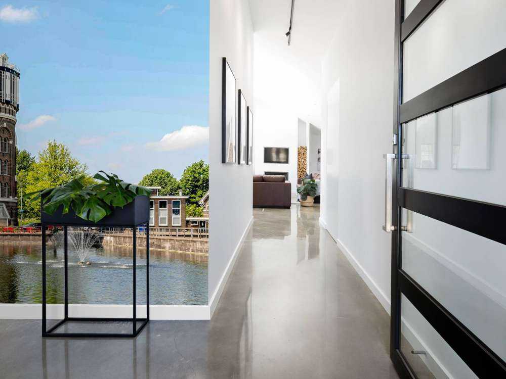 Tour d'eau historique au soleil