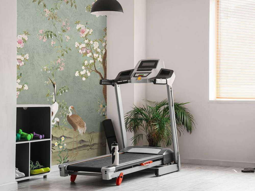 Arbres en fleurs avec des grues sur fond vert jade