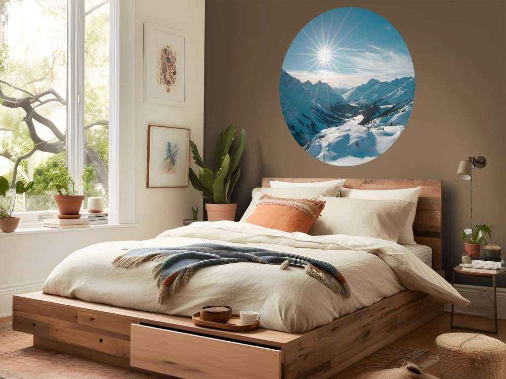 Soleil d'hiver clair au-dessus de la vallée alpine