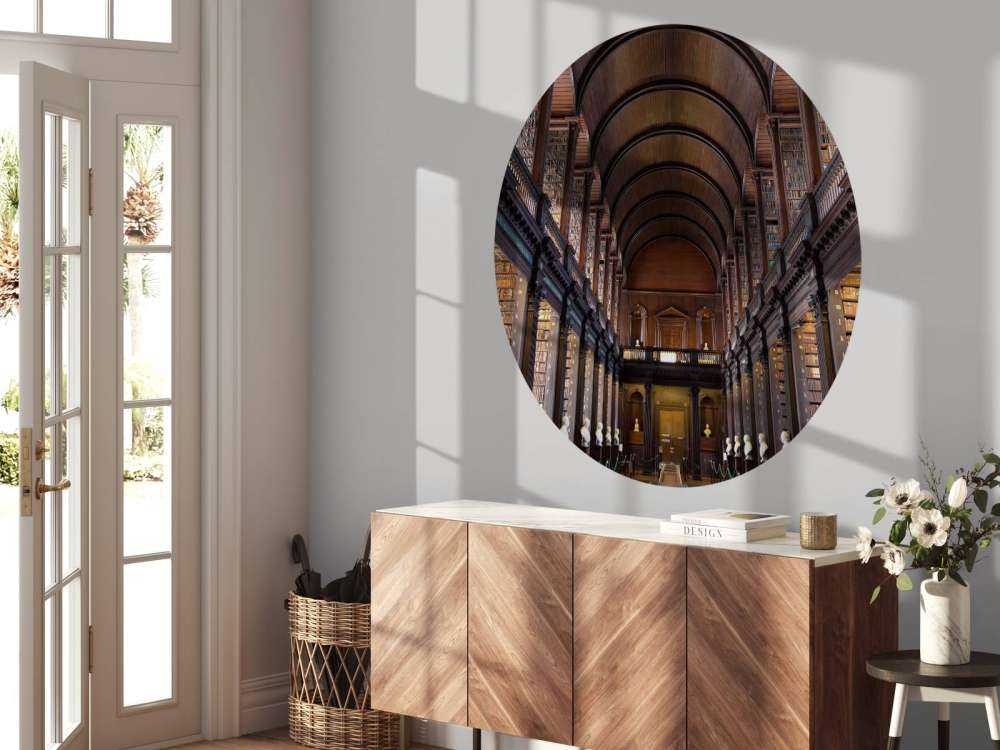 Salle de livres classiques avec des arcs