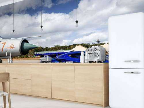 Supercar futuriste à l'aéroport