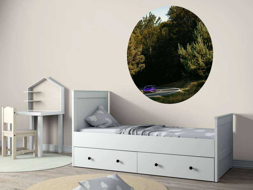 Lamborghini Huracán violette dans un paysage forestier